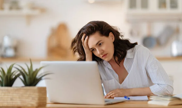 Junge Geschäftsfrau Studiert Online Schaut Webinar Podcast Auf Laptop Und — Stockfoto