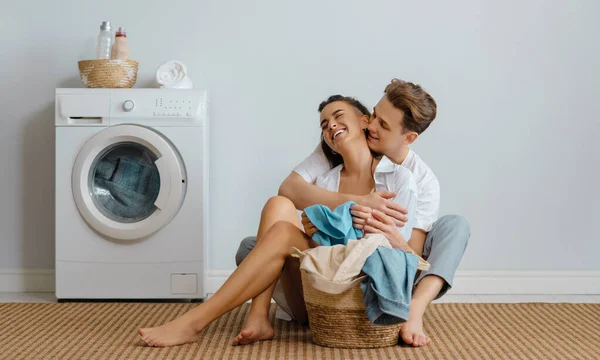 Hermosa Joven Pareja Amorosa Está Sonriendo Mientras Hace Colada Casa — Foto de Stock