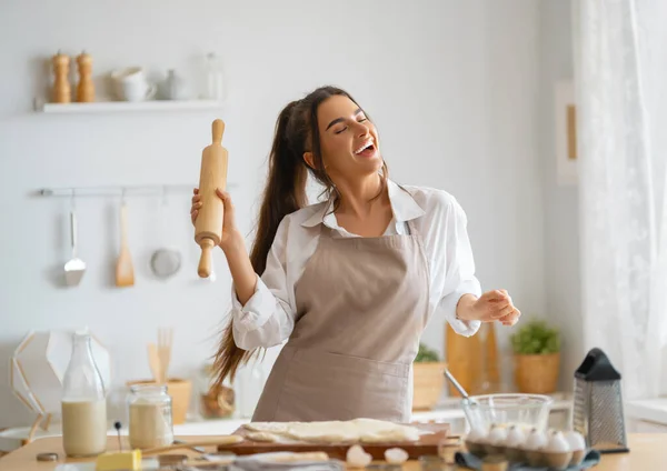 Mujer Feliz Está Preparando Panadería Chica Está Cocinando Galletas Cocina —  Fotos de Stock