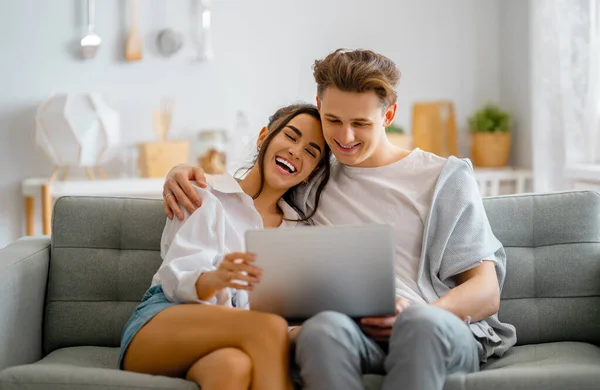 Casal Jovem Está Usando Laptop Mulher Homem Divertindo Ficando Casa — Fotografia de Stock