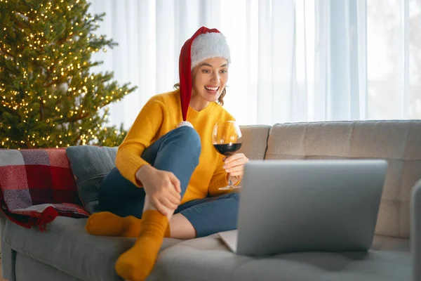 Mulher Está Conversando Usando Laptop Sala Estar Decorada Para Natal — Fotografia de Stock