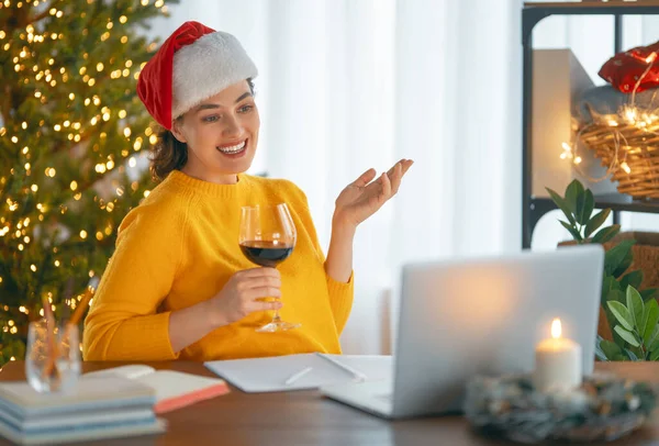 Mujer Está Trabajando Casa Oficina Decorada Para Navidad —  Fotos de Stock