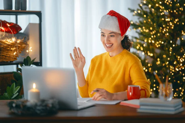 Mujer Está Trabajando Casa Oficina Decorada Para Navidad — Foto de Stock