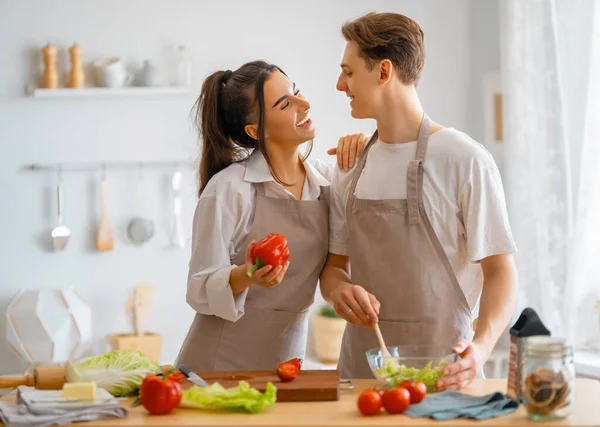 Comida Saudável Casa Feliz Casal Amoroso Está Preparando Refeição Adequada — Fotografia de Stock