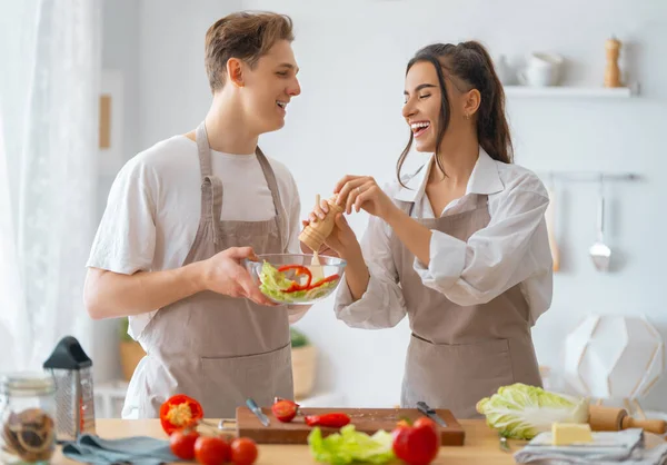 Egészséges Étel Otthon Boldog Szerelmesek Megfelelő Ételt Készítik Konyhában — Stock Fotó