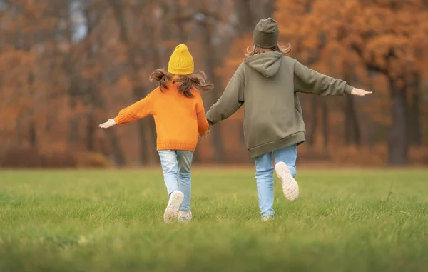 Família Feliz Caminhada Outono Crianças Caminhando Parque Desfrutando Bela Natureza — Fotografia de Stock