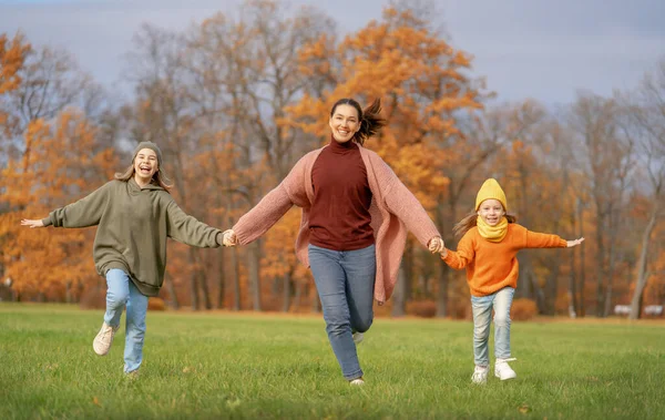 Glückliche Familie Auf Herbstwanderung Mutter Und Töchter Spazieren Park Und — Stockfoto