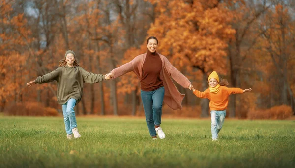 Familia Feliz Paseo Otoño Madre Hijas Caminando Parque Disfrutando Hermosa —  Fotos de Stock