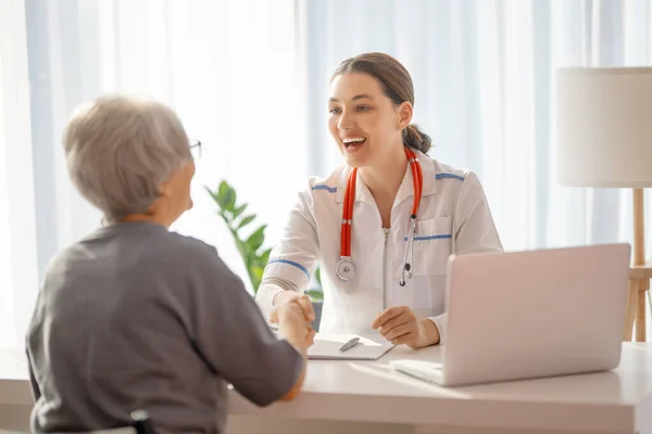 Vrouwelijke Patiënt Die Luistert Naar Een Arts Het Ziekenhuis — Stockfoto
