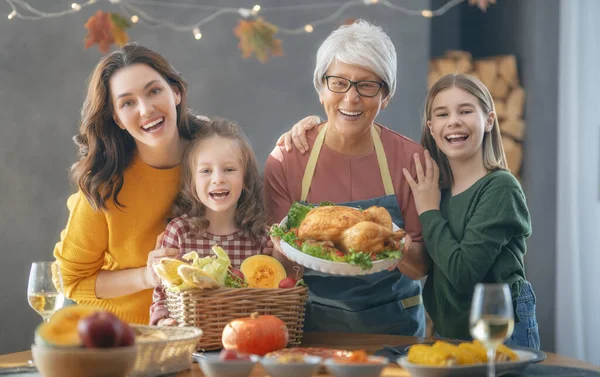 Erntedankfest Herbstfest Glückliche Familie Sitzt Tisch Und Feiert Urlaub Traditionelles — Stockfoto