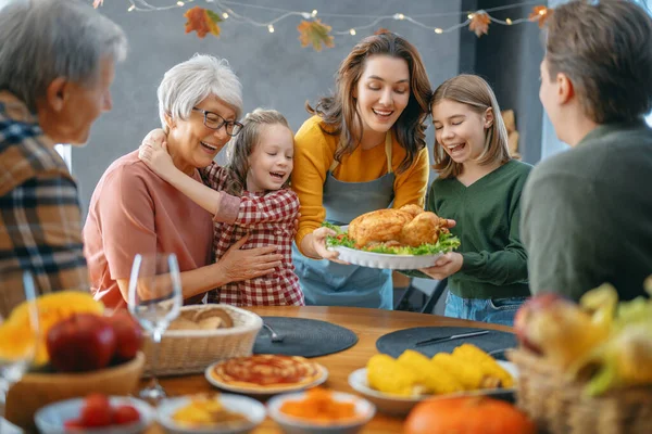 感恩节 秋天的节日 快乐的家人坐在桌旁庆祝节日 祖父母 父亲和子女 传统的晚餐 — 图库照片