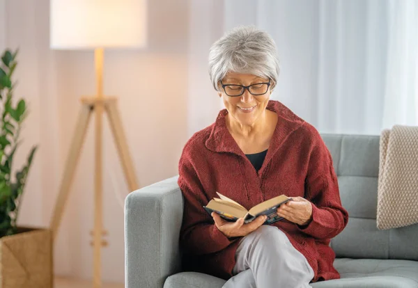 Старша Жінка Сидить Дивані Читає Книгу Кімнаті Вдома — стокове фото