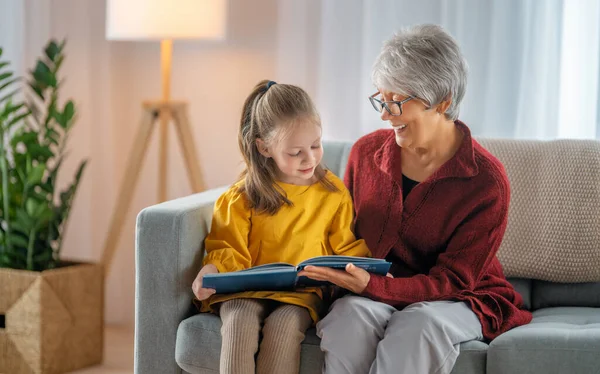 Бабуся Читає Книжку Онуці Сімейне Свято Неповторність — стокове фото