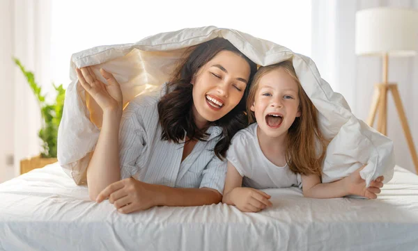 Ein Nettes Mädchen Und Ihre Mutter Genießen Den Sonnigen Morgen — Stockfoto