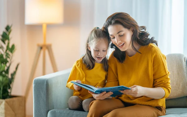 Família Amorosa Feliz Muito Jovem Mãe Lendo Livro Para Sua — Fotografia de Stock