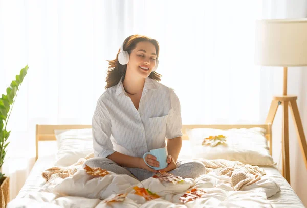 Jovem Feliz Desfrutando Manhã Ensolarada Cama — Fotografia de Stock