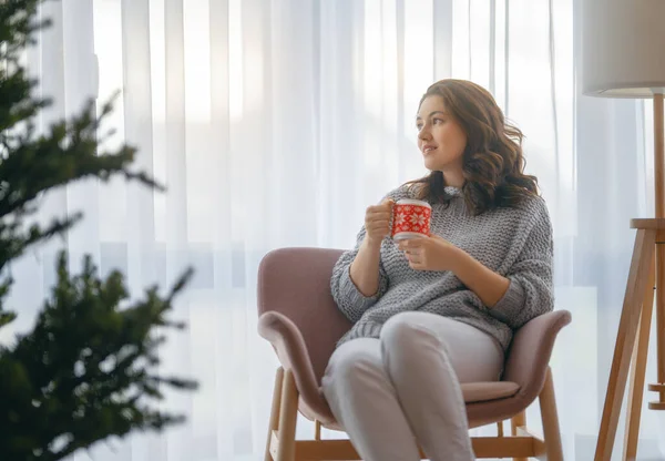 Junge Frau Trinkt Kaffee Der Nähe Des Weihnachtsbaums Hause — Stockfoto