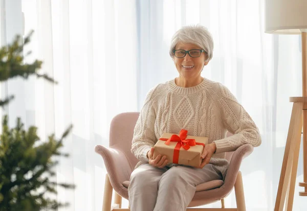 Vrolijk Kerstfeest Fijne Feestdagen Vrolijke Oudere Vrouw Die Een Kerstcadeau — Stockfoto