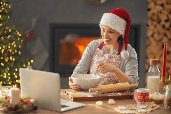 Καλά Χριστούγεννα Και Καλές Γιορτές Οικογενειακή Προετοιμασία Γιορτινό Φαγητό Γυναίκα — Φωτογραφία Αρχείου