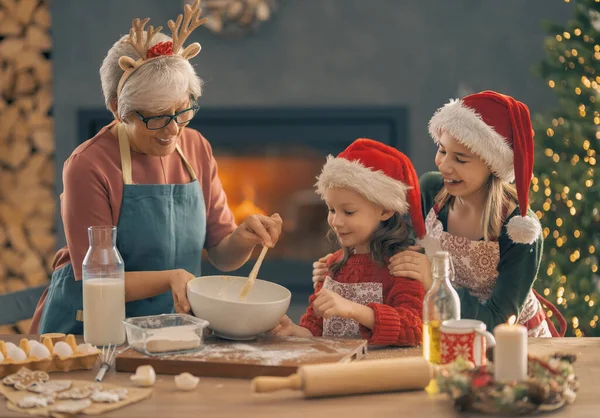 Feliz Navidad Felices Fiestas Preparación Familiar Comida Vacaciones Abuela Nietas — Foto de Stock