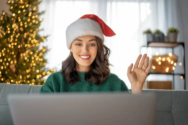 Kadın Noel Için Dekore Edilmiş Oturma Odasında Dizüstü Bilgisayar Kullanarak — Stok fotoğraf