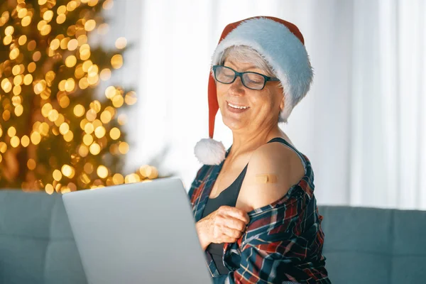Senior Woman Vaccination Santa Hat Virus Protection Christmas Holidays Covid — Stock Photo, Image