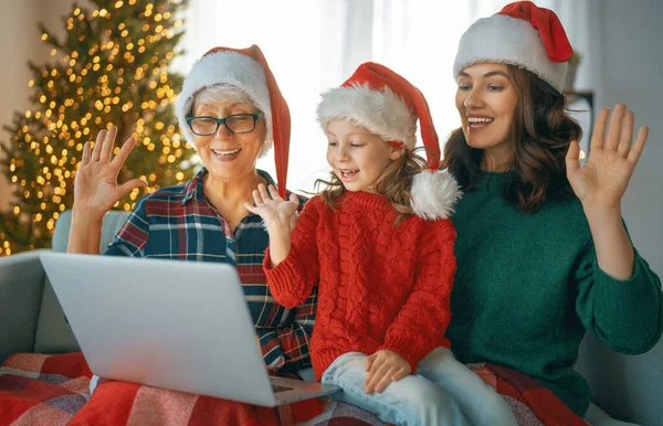 母亲和女儿在装饰过圣诞节的客厅里用笔记本电脑聊天 — 图库照片