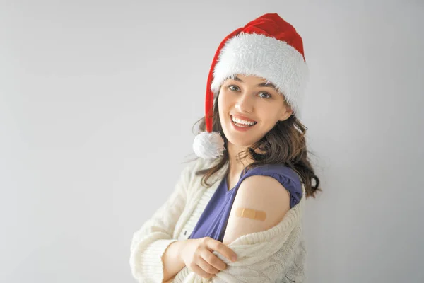 Mujer Joven Después Vacunación Con Sombrero Santa Protección Contra Virus —  Fotos de Stock