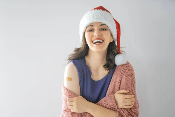 接种疫苗后戴圣诞老人帽的年轻妇女 圣诞节假期的病毒防护 Covid 2019 — 图库照片