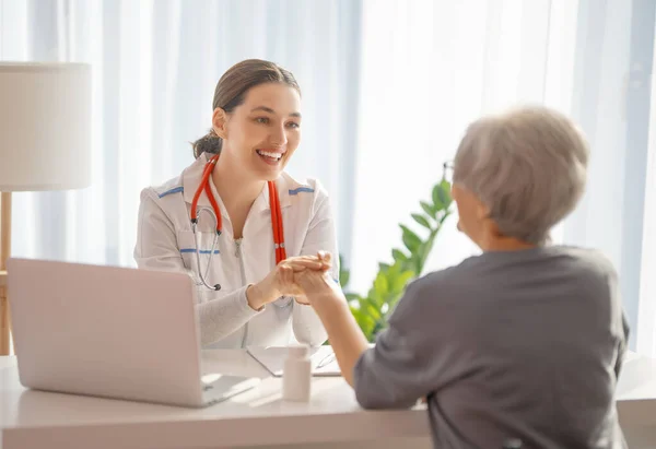 Paciente Sexo Feminino Ouvindo Médico Hospital — Fotografia de Stock