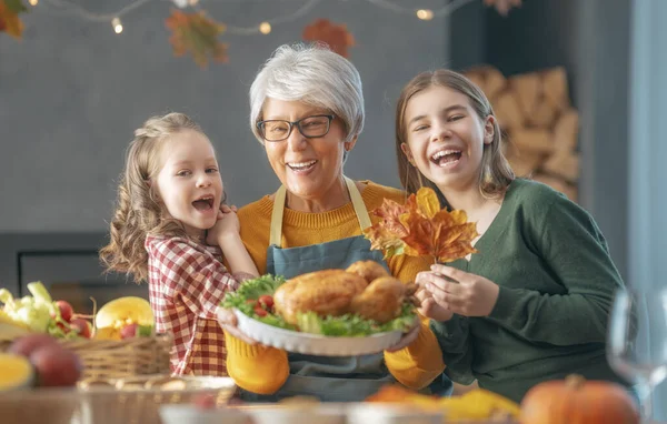 感恩节 秋天的节日 快乐的家人坐在桌旁庆祝节日 传统的晚餐 祖母和孙女 — 图库照片