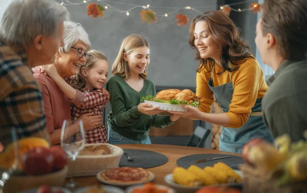 Jour Thanksgiving Fête Automne Joyeux Famille Assise Table Célébrant Les — Photo