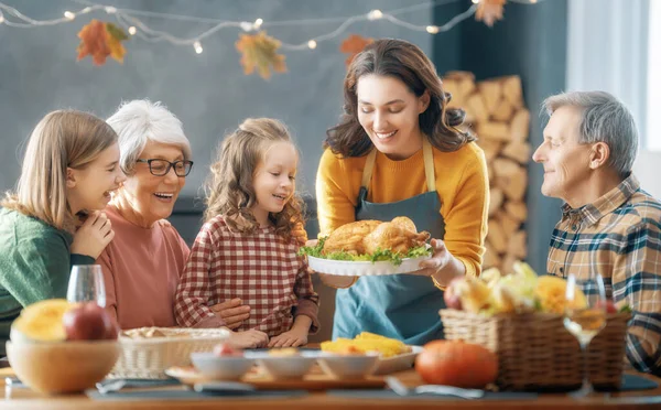 Erntedankfest Herbstfest Glückliche Familie Sitzt Tisch Und Feiert Urlaub Großeltern — Stockfoto