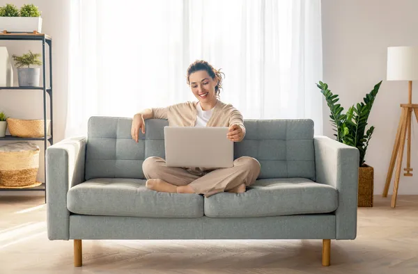 Felice Donna Bella Casuale Utilizzando Computer Portatile Casa — Foto Stock