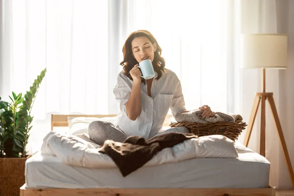 快乐的年轻女子在床上享受着阳光灿烂的早晨 — 图库照片