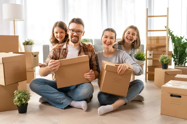 Joyeux Jeune Famille Déménagent Dans Nouvel Appartement Parents Filles Avec — Photo