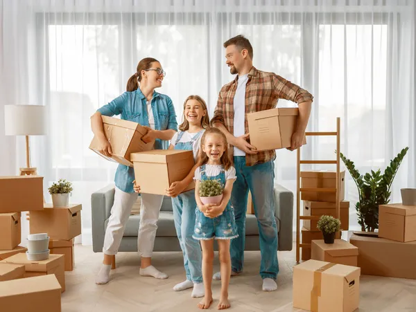 Joyeux Jeune Famille Déménagent Dans Nouvel Appartement Parents Filles Avec — Photo