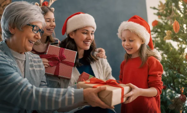 Καλά Χριστούγεννα Και Καλές Γιορτές Χαρούμενα Παιδιά Που Παρουσιάζουν Δώρα — Φωτογραφία Αρχείου