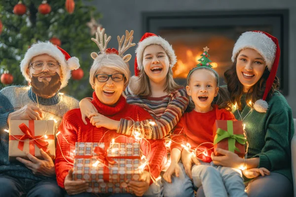 Feliz Natal Boas Festas Avó Avô Mãe Filhos Trocar Presentes — Fotografia de Stock