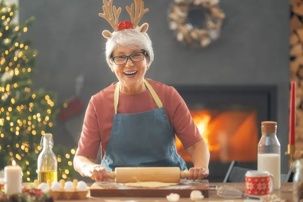 Frohe Weihnachten Und Frohe Feiertage Familienzubereitung Urlaub Essen Frau Kocht — Stockfoto