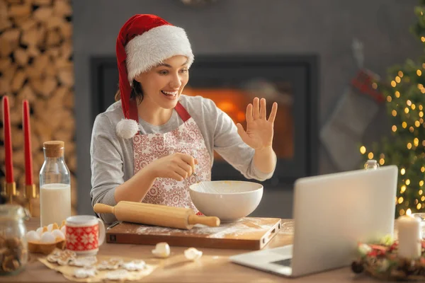 メリークリスマスとハッピーホリデー 家族の準備休日の食べ物 ジンジャーブレッドを調理する女性 — ストック写真