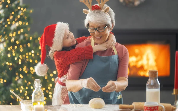 メリークリスマスとハッピーホリデー 家族の準備休日の食べ物 おばあちゃんと孫娘のクッキー — ストック写真