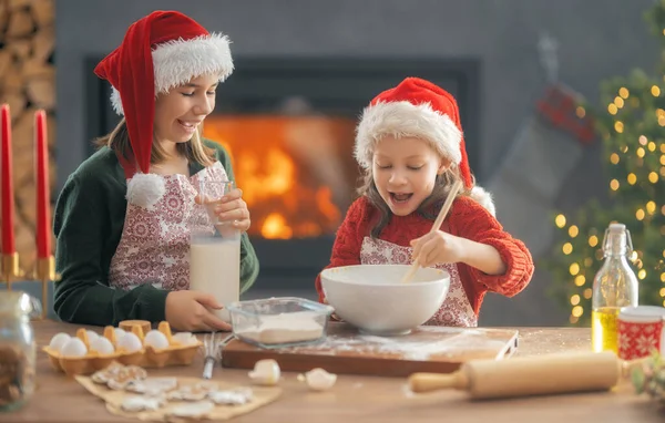 Mutlu Noeller Mutlu Tatiller Aile Hazırlığı Bayram Yemeği Kız Kardeşler — Stok fotoğraf
