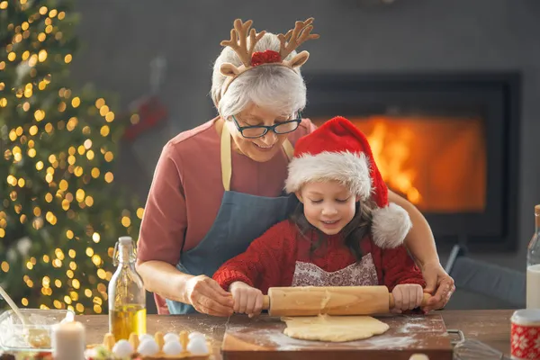 Vrolijk Kerstfeest Fijne Feestdagen Familie Voorbereiding Vakantie Voedsel Grootmoeder Kleindochter — Stockfoto