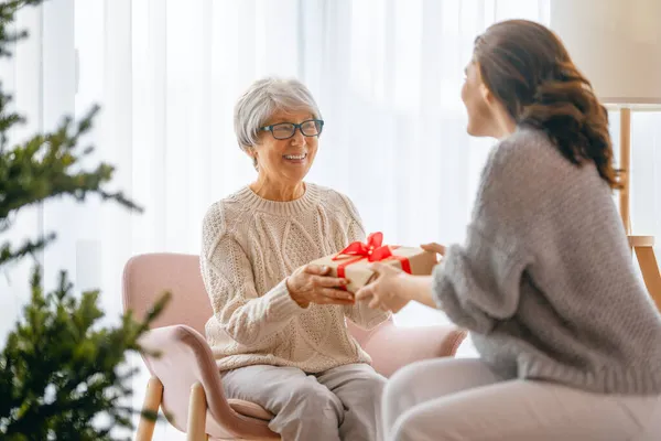 Vrolijk Kerstfeest Fijne Feestdagen Oudere Moeder Haar Volwassen Dochter Wisselen — Stockfoto