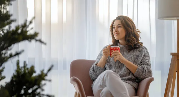 Junge Frau Trinkt Kaffee Der Nähe Des Weihnachtsbaums Hause — Stockfoto