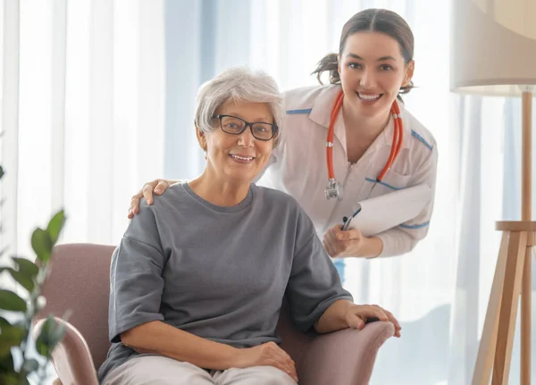 Paciente Femenina Escuchando Médico Hospital — Foto de Stock