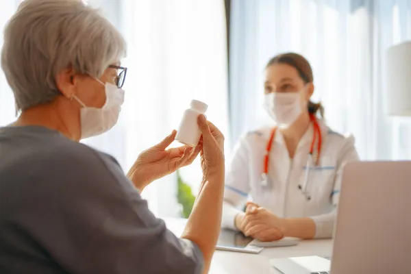 Paciente Sexo Feminino Ouvindo Médico Hospital — Fotografia de Stock