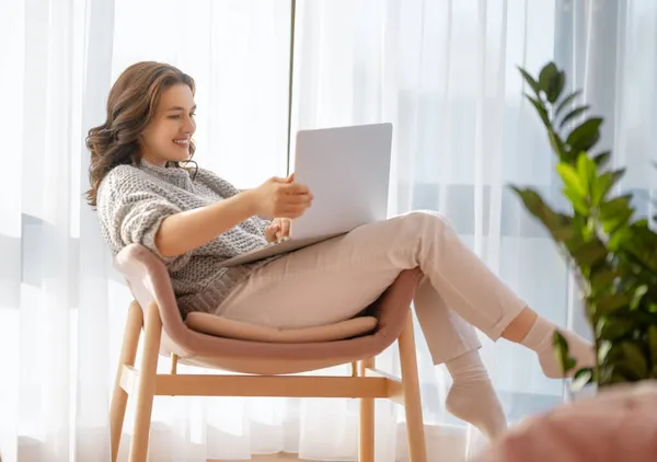 Evde Dizüstü Bilgisayar Kullanan Mutlu Güzel Bir Kadın — Stok fotoğraf