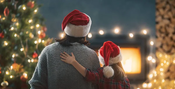 Feliz Natal Boas Festas Mãe Sua Linda Filha Menina Olhando — Fotografia de Stock